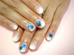 Свадебный маникюр на короткие ногти, пастельный градиентный маникюр с синими розами
