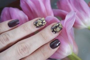 Рисунки золотом на ногтях, темно-коричневый маникюр с золотыми бабочками
