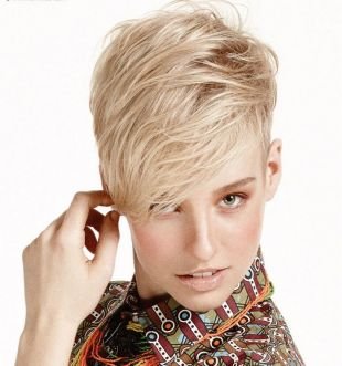Цвет волос серебристый блондин на короткие волосы, модная короткая стрижка с удлиненными передними прядями