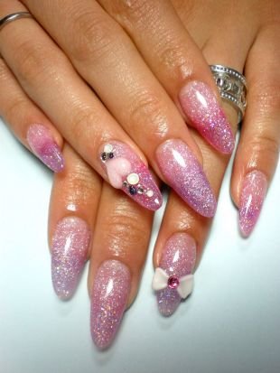 Рисунки с бантиками на ногтях, дизайн нарощенных ногтей розовым лаком с блеском