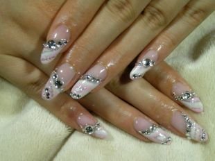 Дизайн ногтей со стразами, скошенный бело-розовый френч с камнями