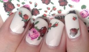 Маникюр с розами, розы на белом фоне