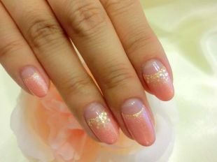 Маникюр на круглые ногти, свадебный лунный персиковый френч с золотистой каемочкой