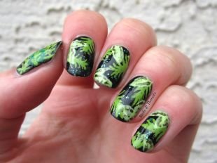 Маникюр своими руками, маникюр - зеленые листья на черном фоне